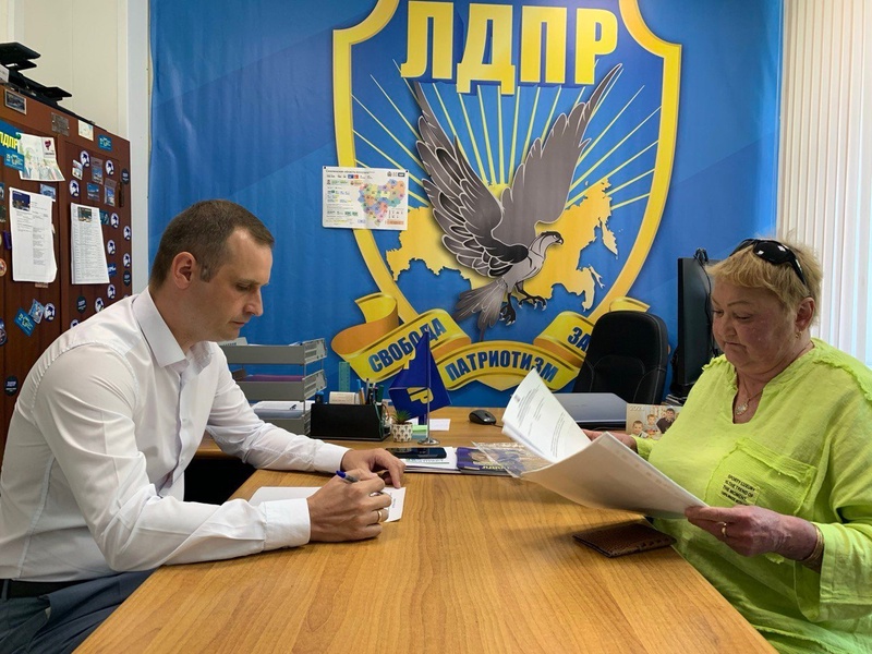 Сергей Леонов провел прием граждан в Смоленске
