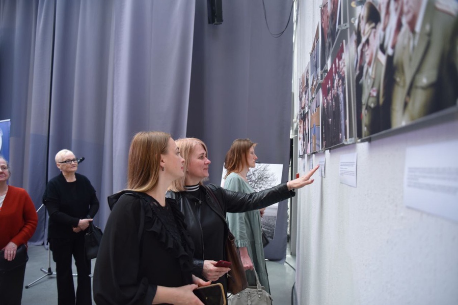 10 тысяч селфи «человека-легенды»: в Смоленске открылась фотовыставка памяти Владимира Жириновского