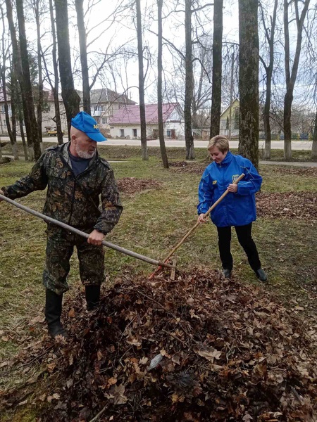 Активисты ЛДПР поселка Красный внесли свой вклад в очистку парка