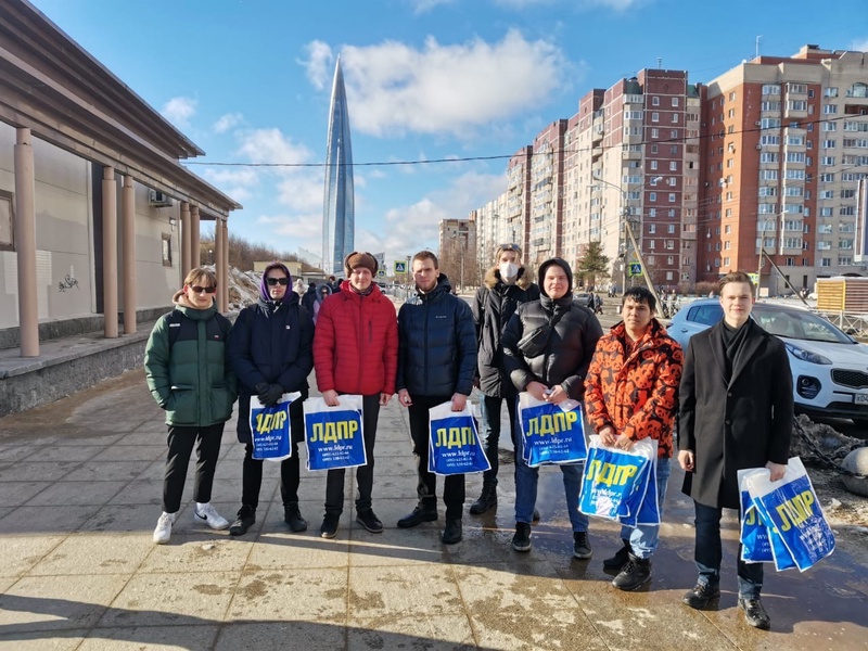 Петербургская ЛДПР поздравила жителей города с Масленицей 