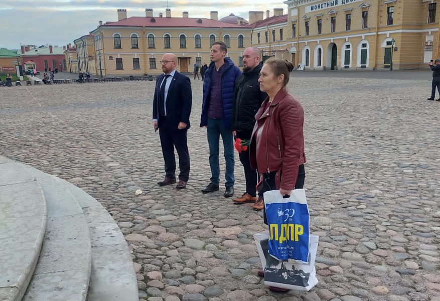 В Санкт-Петербурге появился стихийный мемориал в память о трагедии в ижевской школе № 88 