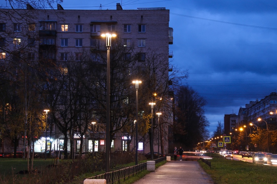 Проспект ветеранов санкт петербург. Сквер СПБ ветеранов. Памятник Цоя проспекте ветеранов возле метро. Освещение проспекта. Сквер на пересечении танкиста Хрустицкого и.