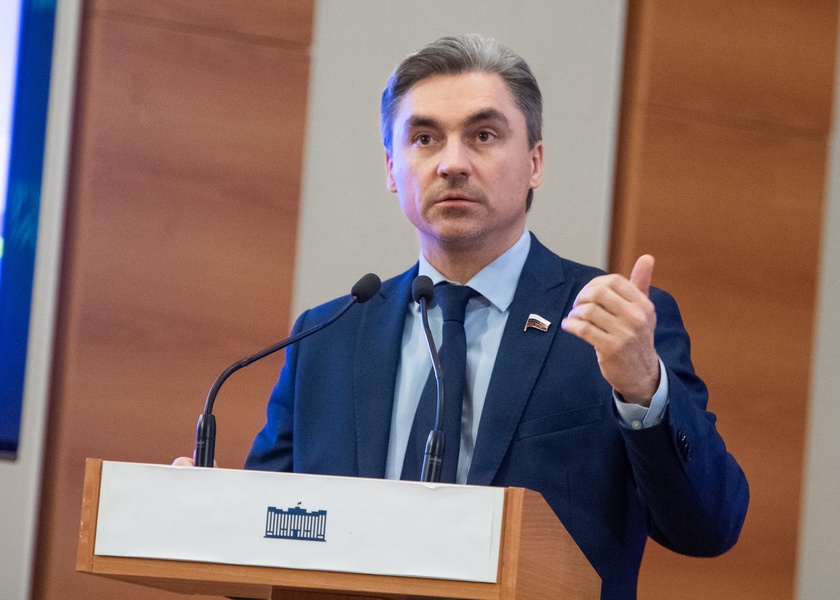 Свинцов сравнил нейросетевой портрет Трампа с картиной Жириновского: "важно выбирать меч"