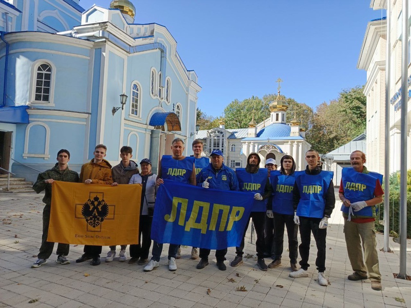 Активисты ЛДПР города Ставрополя провели субботник на кладбище у Успенского храма