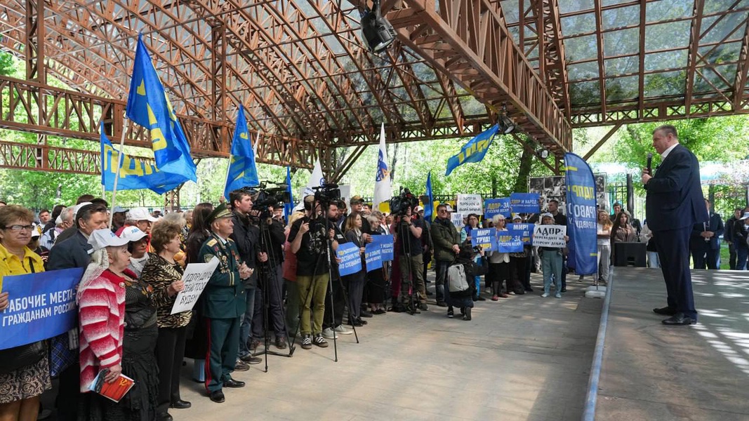 Леонид Слуцкий поздравил жителей России с Первомаем
