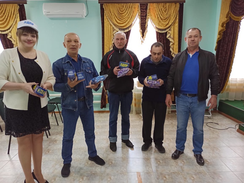 Активисты Петровского отделения ЛДПР привезли гуманитарную помощь для жильцов интерната