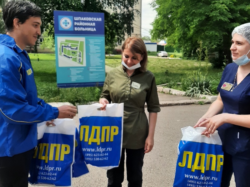 Активисты ЛДПР на Ставрополье поздравили сотрудников с Днём медицинского работника