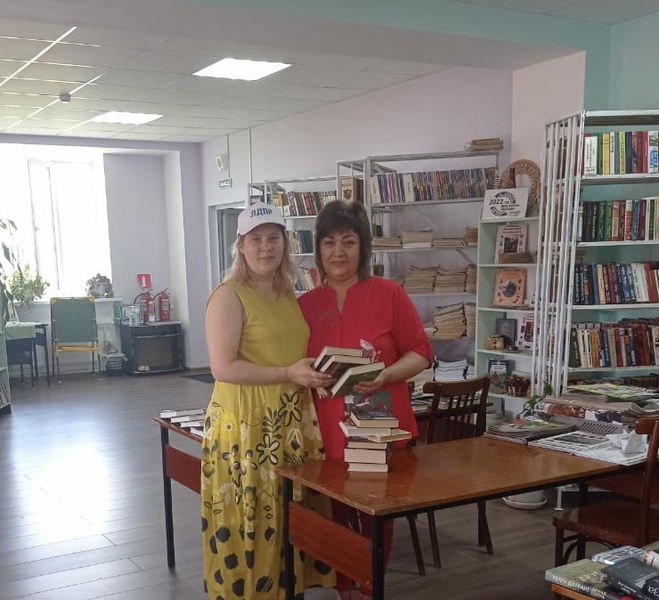 Активисты Железноводского отделения ЛДПР подарили книги библиотеке