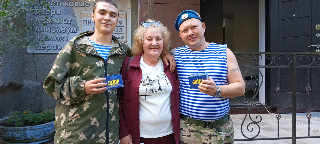 Партийцы местных отделений ЛДПР в Свердловской области поздравили десантников с праздником