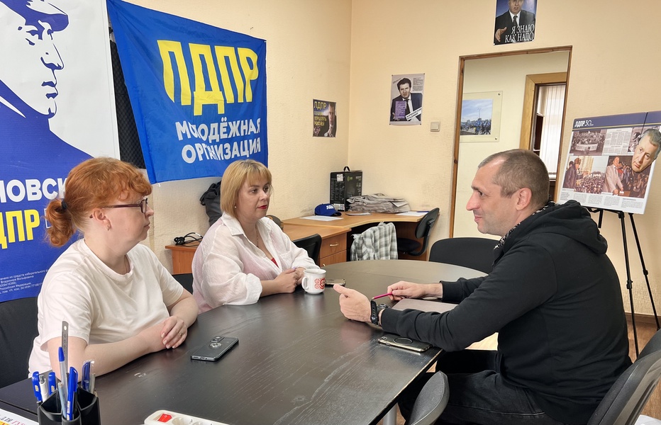 Представители ЛДПР организовали встречу с ветераном СВО