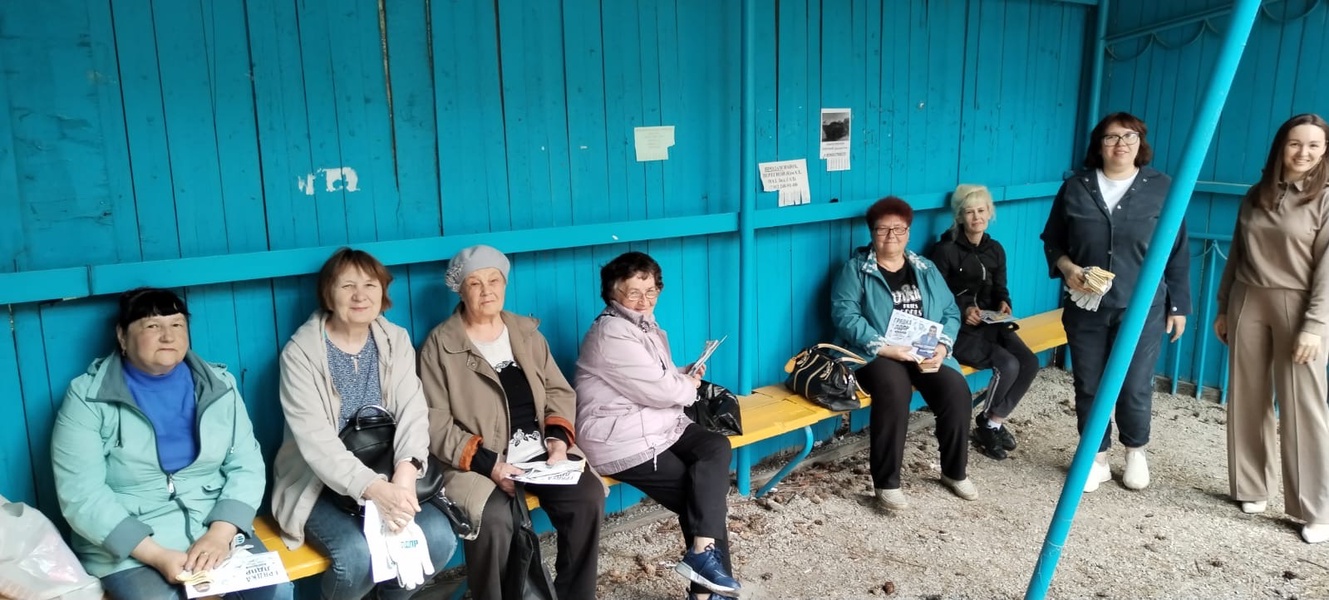 Активисты Карпинска продолжают распространять семена «Грядка ЛДПР»
