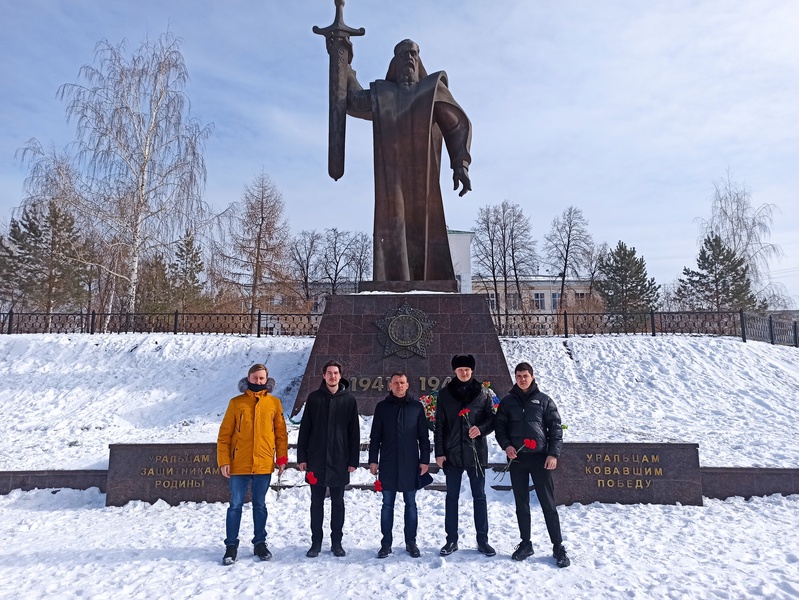 Возложение цветов к монументальной скульптуре «Седой Урал»