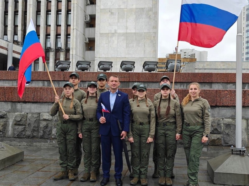  Александр Каптюг принял участие в церемонии поднятия флага Российской Федерации на флагштоке