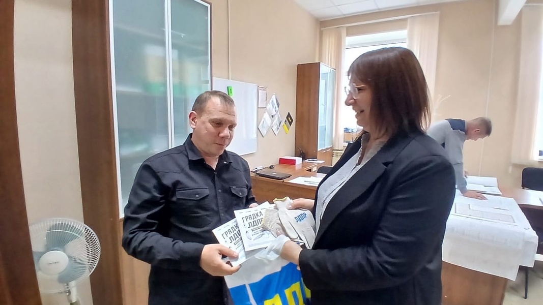 Партийцы Карпинска поблагодарили сотрудников управляющей компании "Ирбис" за отличную работу