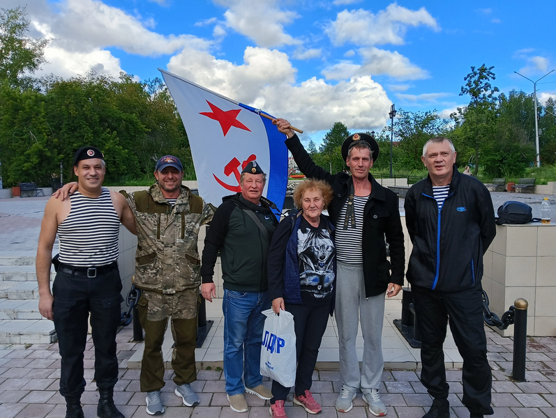 Активисты ЛДПР поздравили военных моряков с профессиональным праздником 