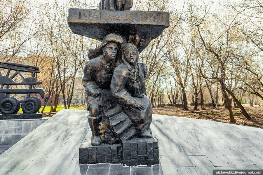 Памятники вов в екатеринбурге. Памятник труженикам тыла Екатеринбург. Памятник детям - труженикам тыла (Екатеринбург).
