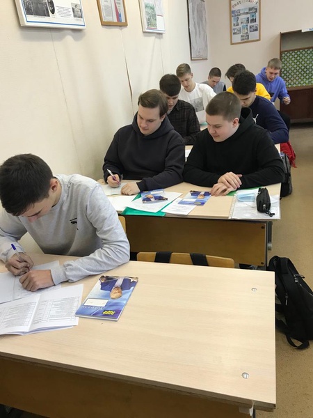 Активисты  ЛДПР вручили подарки  учащимся Асбестовского политехникума