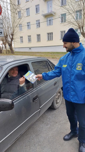 Активисты Серовского МО ЛДПР поздравили автолюбителей с днем автомобилиста