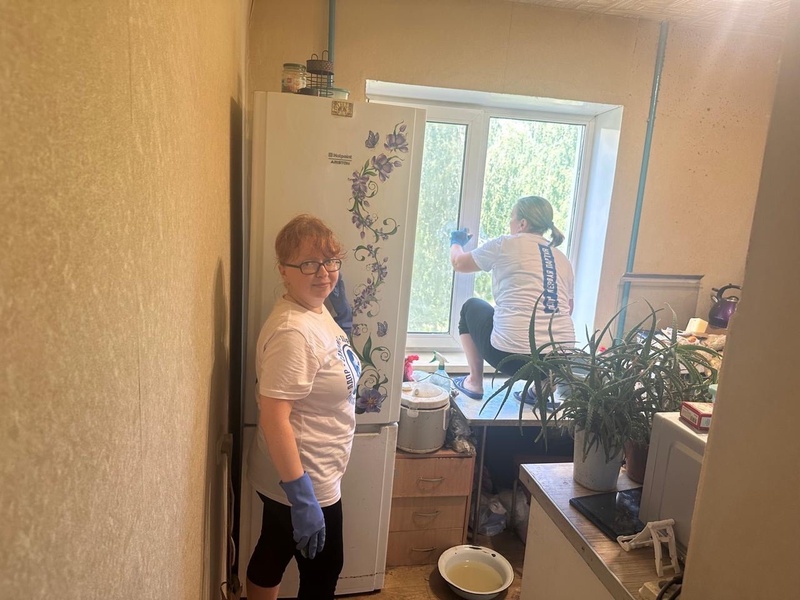 Активисты ЛДПР оказали помощь Светлане Ивановне в уборке дома