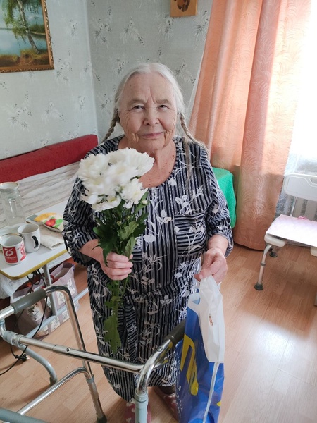 Партийцы продолжают  поздравлять ветеранов с наступающими майскими праздниками