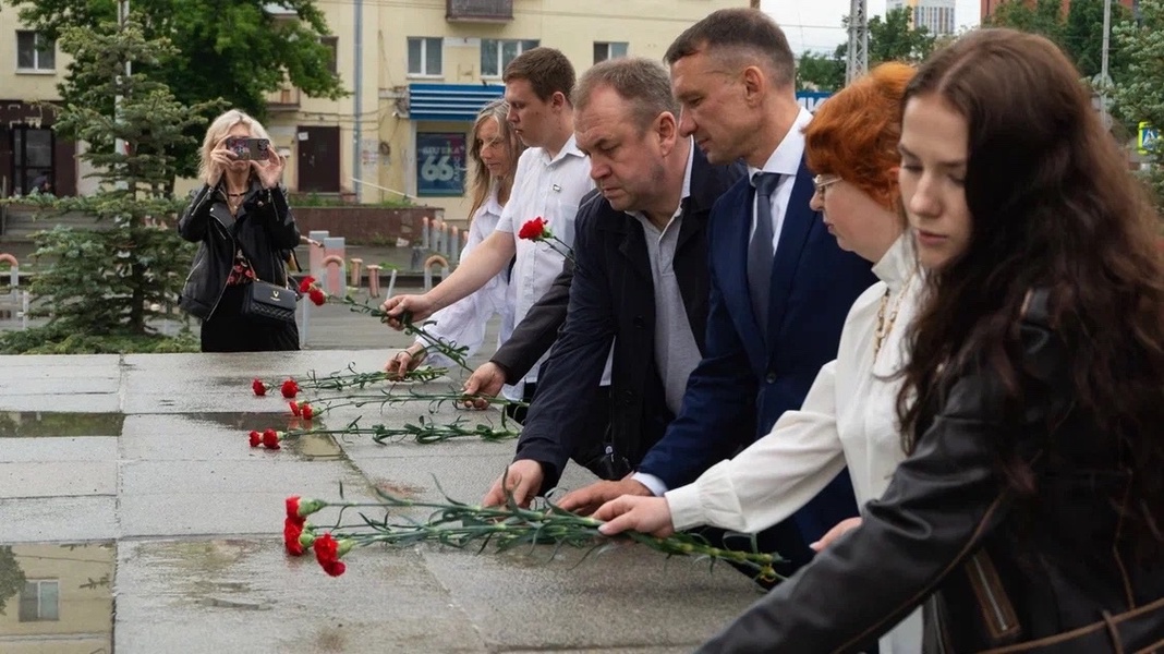 Депутаты ЛДПР  возложили цветы к памятнику воинам Уральского добровольческого танкового корпуса