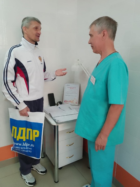Координатор ЛДПР в Качканаре поздравил медицинского работника с профессиональным праздником 