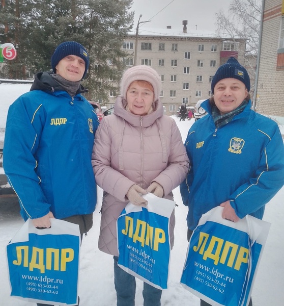 В Качканаре представители ЛДПР поздравляют горожан с праздниками