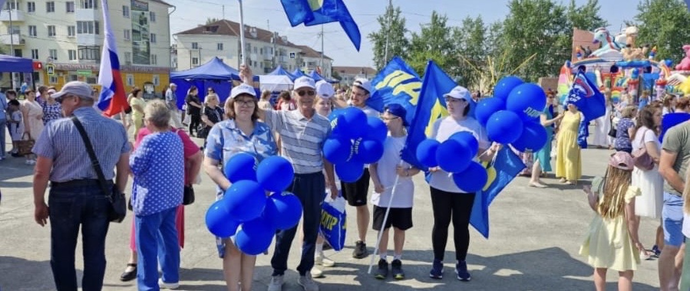 Активисты ЛДПР поздравили жителей Карпинска с праздником 