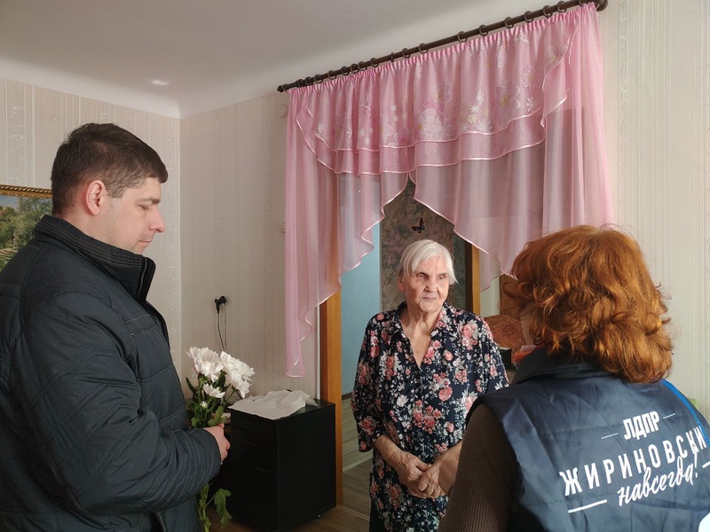 Члены партии продолжают поздравлять ветеранов Великой Отечественной войны с наступающим Днем Победы