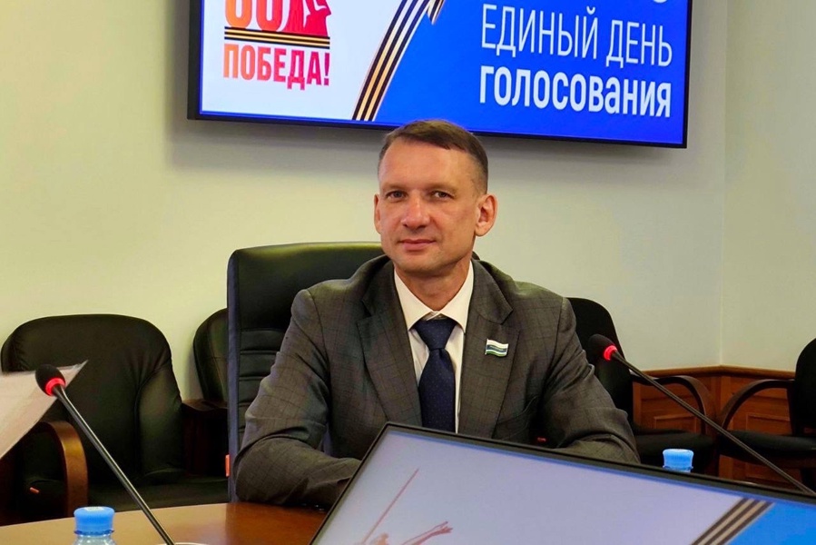 Александр Каптюг сдал документы для регистрации кандидатом в Губернаторы Свердловской области