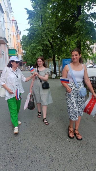 В Нижнем Тагиле партийцы поздравили местных жителей  с праздником 
