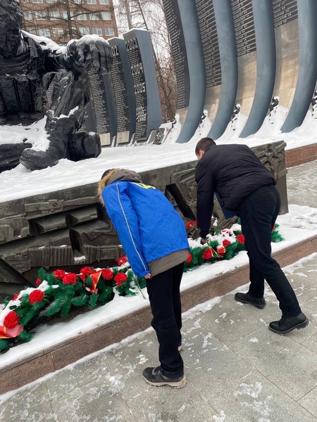 Партийцы возложили цветы в день памяти о годовщине со дня полного снятия блокады Ленинграда