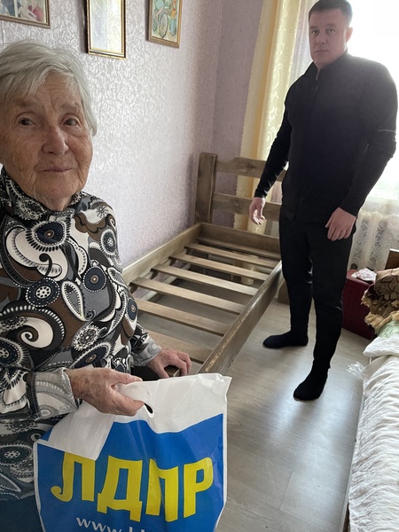 Активисты Алапаевского района ЛДПР помогли бабушке приобрести кровать