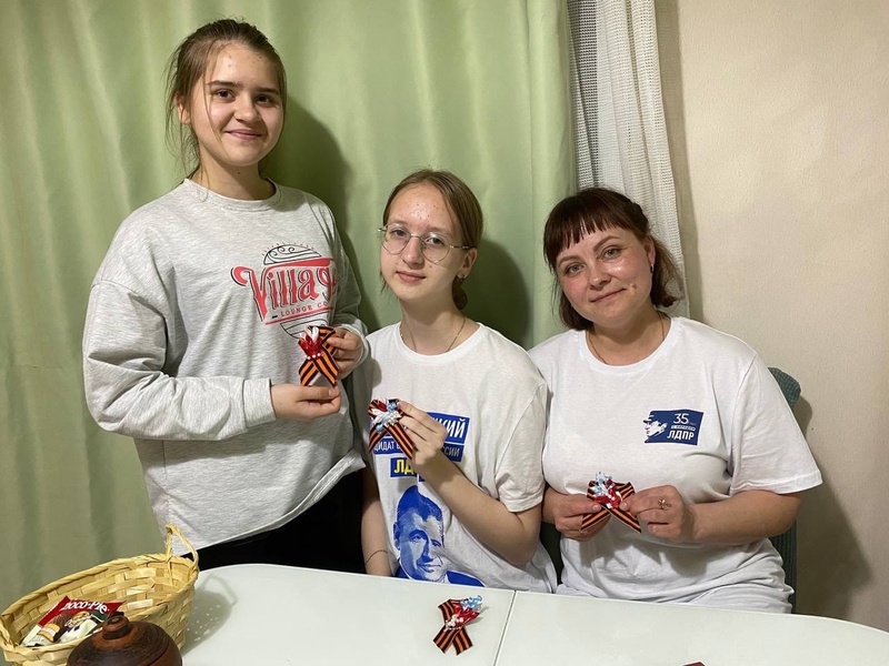 Представители ЛДПР в Талице приняли участие в мастер-классе по изготовлению георгиевской ленточки