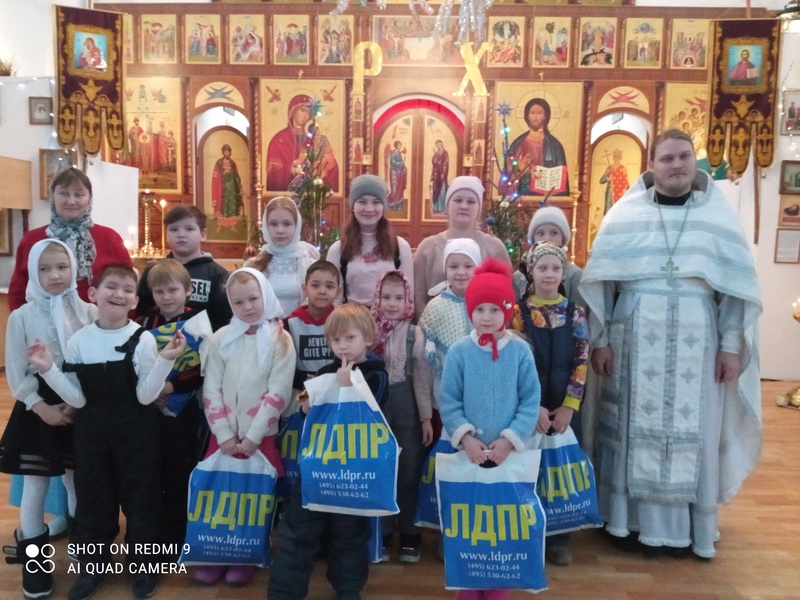 Партийцы из поселка Ачит и депутат ЛДПР Наталья Винокурова посетили воскресную школу 