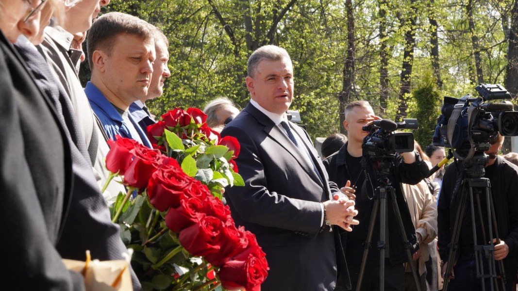 Однопартийцы собрались у памятника Владимиру Жириновскому в день его 77-летия