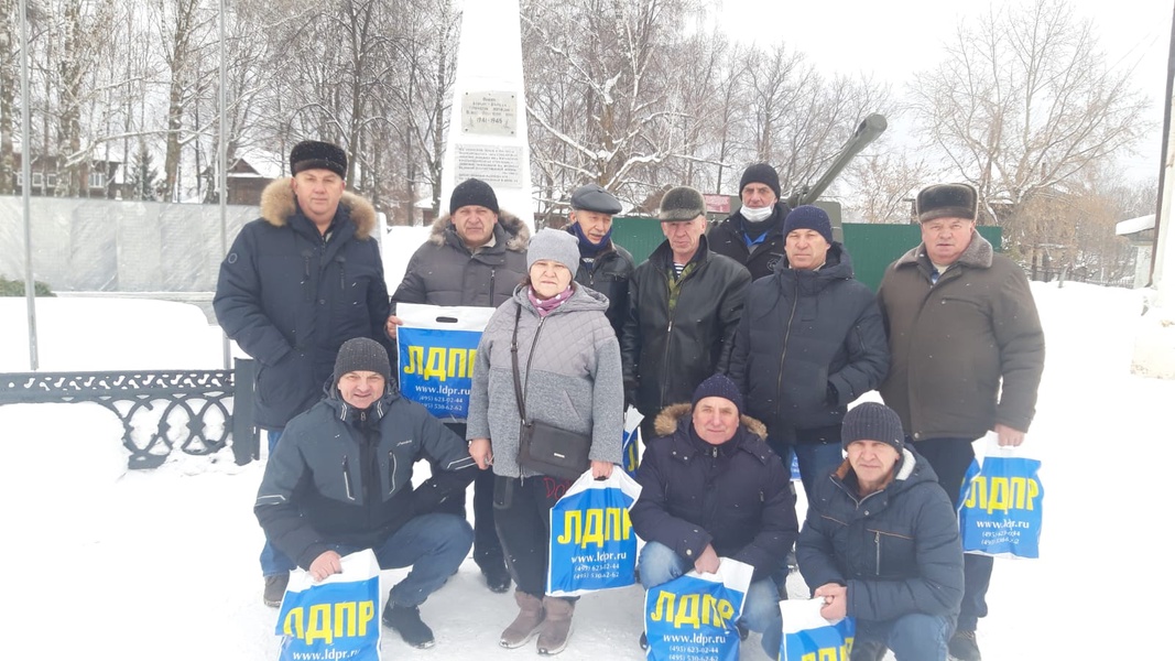 Активисты ЛДПР возложили цветы в День памяти воинов-интернационалистов   