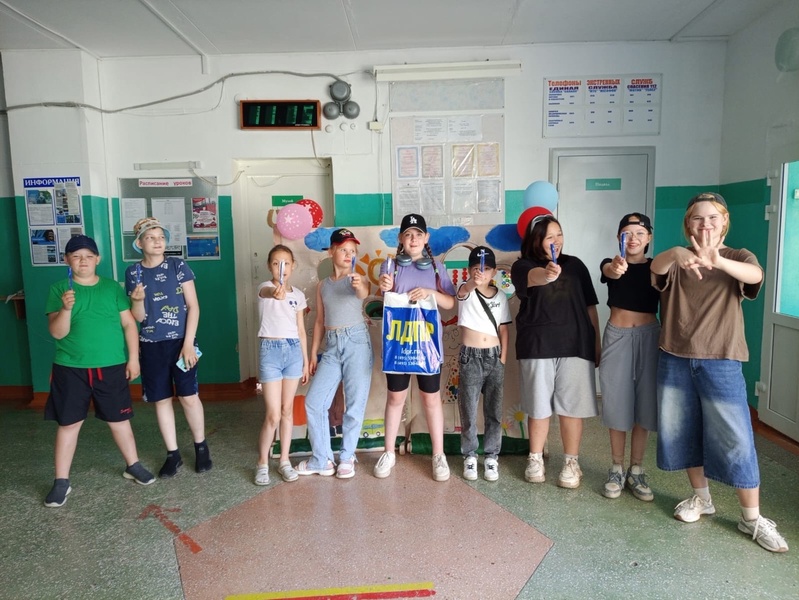 Партийцы поздравили юных жителей Свердловской области с праздником