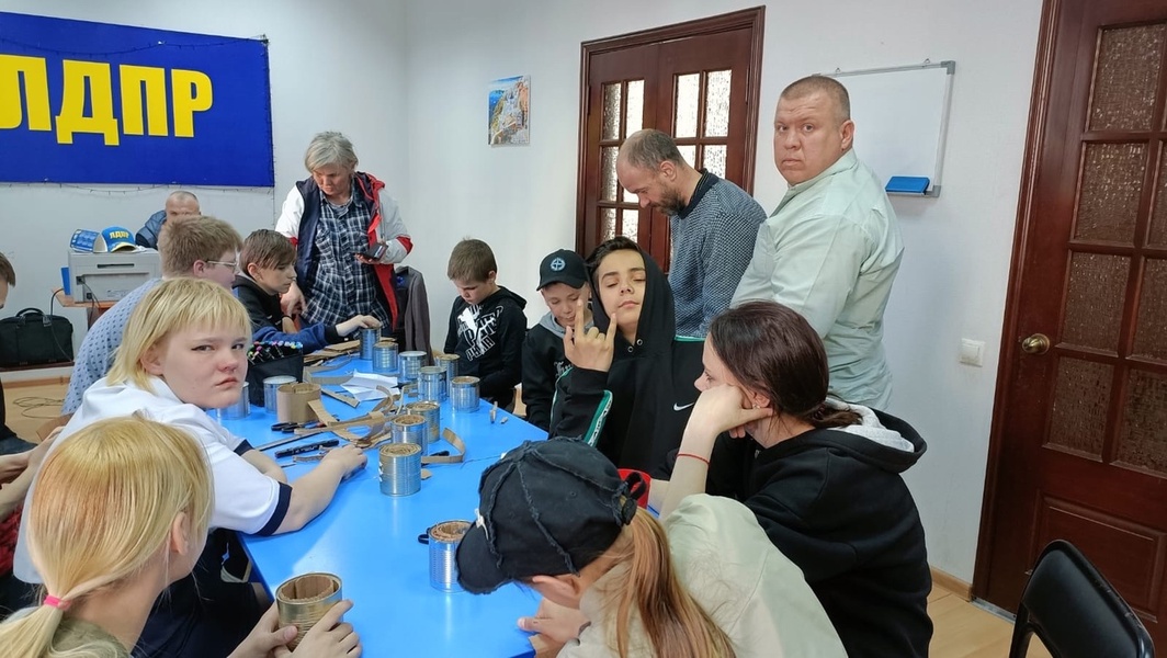 Партийцы провели мастер-класс по изготовлению окопных свечей в Нижнем Тагиле