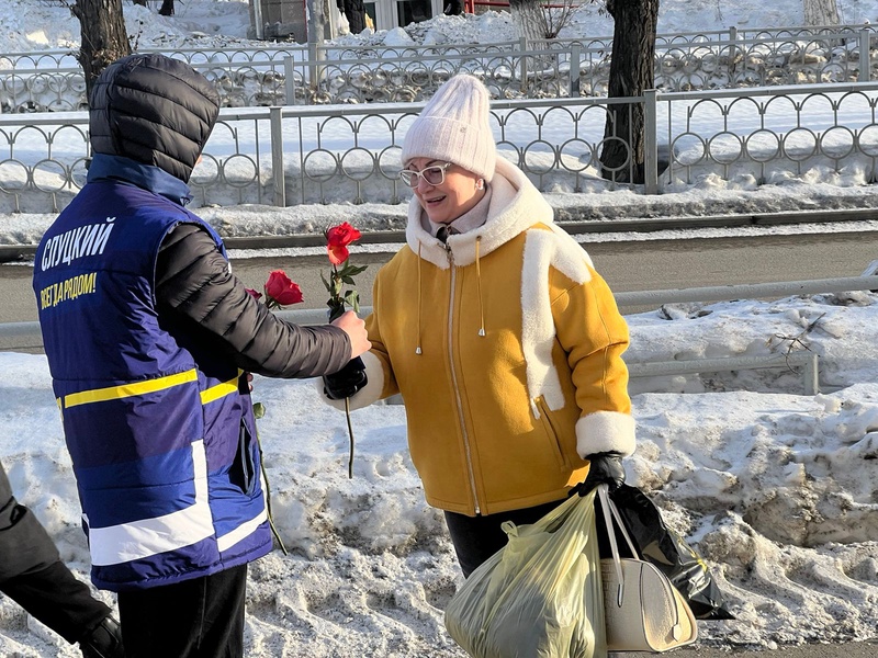 Партийцы поздравили женщин с наступающим 8 марта!