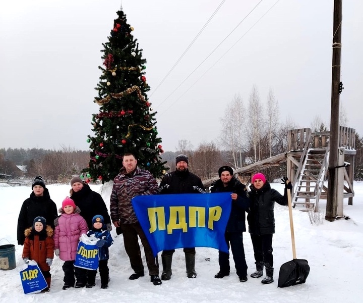 Благодаря ЛДПР появилась новогодняя елка в поселке Изумруд Свердловской области