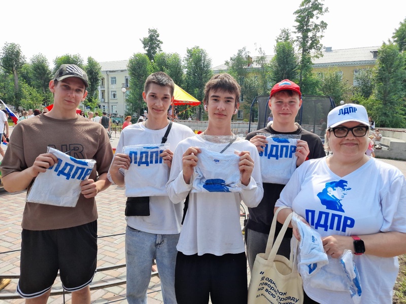 Праздничную акцию провели партийцы Краснотурьинска