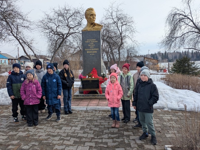 Активисты ЛДПР организовали поездку для школьников в музей легендарного разведчика Н.И.Кузнецова