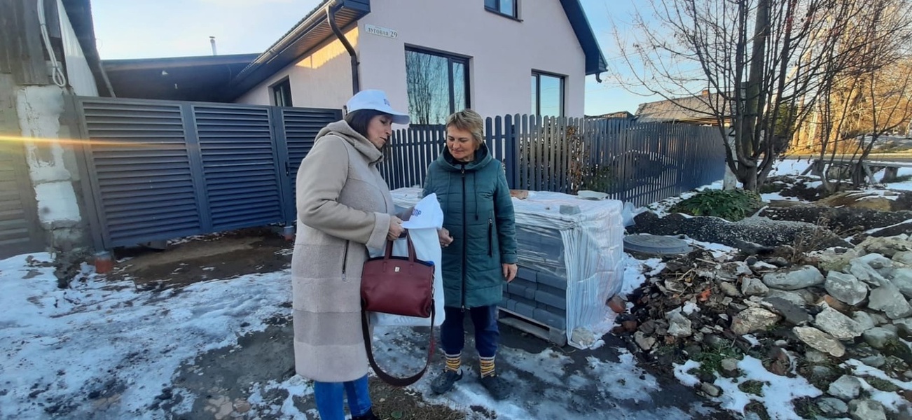 Активисты Малышевского местного отделения ЛДПР поздравили сельских женщин с праздником