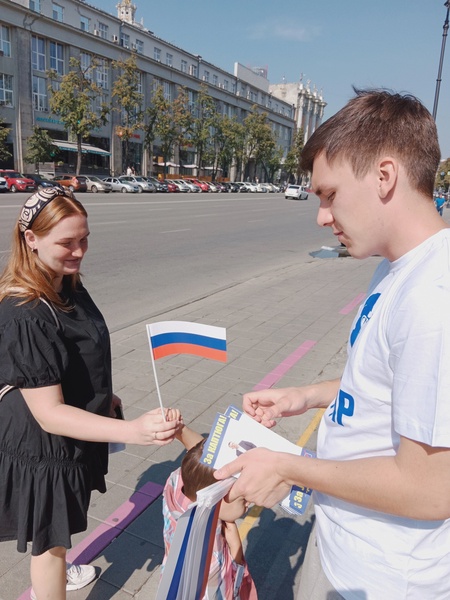 Активисты ЛДПР провели патриотическую акцию в Екатеринбурге