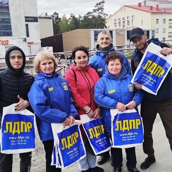 Представители ЛДПР поздравили качканарцев с Днем города