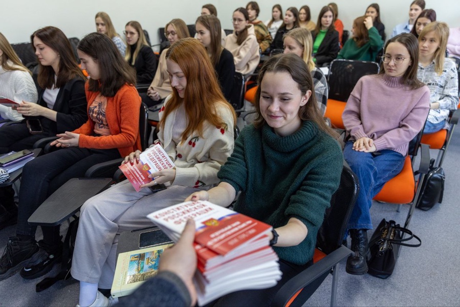 Депутаты ЛДПР в Свердловской области продолжают проводить «Парламентские уроки»