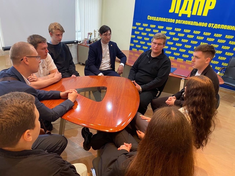 В штабе Свердловского регионального отделения ЛДПР состоялось собрание Молодежной организации