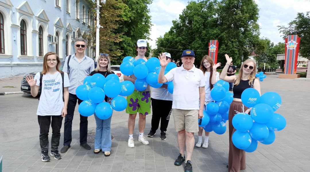 Активисты ЛДПР поздравили юных жителей Тамбова