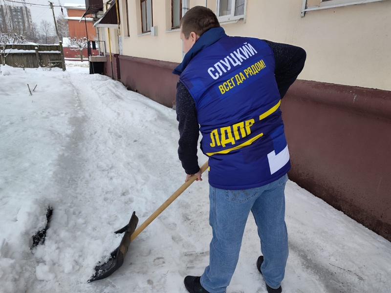 Представители ЛДПР ликвидируют последствия снегопада в Тамбове